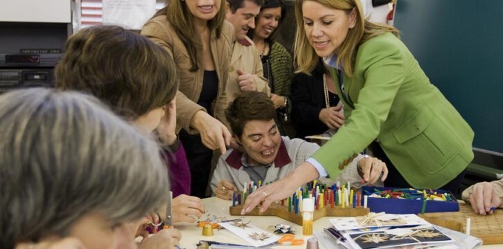 María Dolores de Cospedal y Alicia Sánchez-Camacho visitan un centro de discapacitados en Girona
