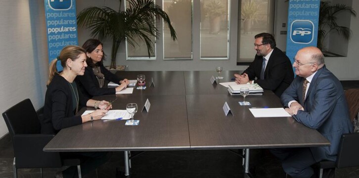 María Dolores de Cospedal se reúne con Federación de Sindicatos Independientes de Enseñanza