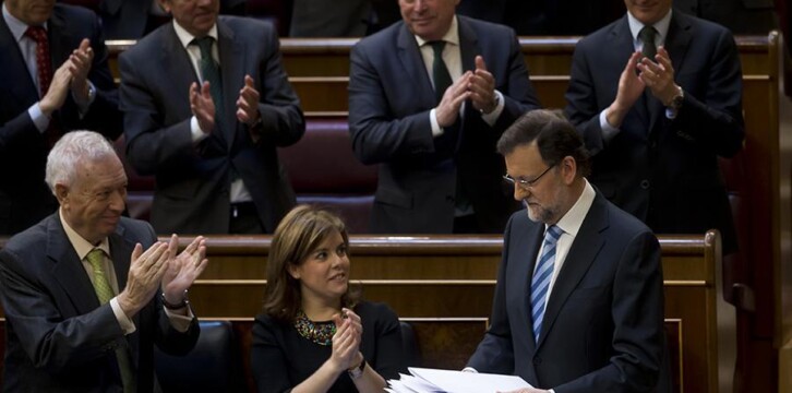 Mariano Rajoy es aplaudido por los diputados del PP