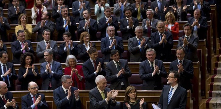Mariano Rajoy es aplaudido por la bancada popular