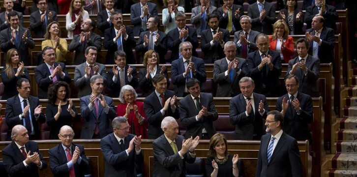 El Grupo Parlamentario Popular aplaude a Mariano Rajoy tras su intervención