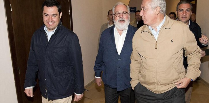 Juanma Moreno, Miguel Arias Cañete y Javier Arenas a su llegada a la Convención