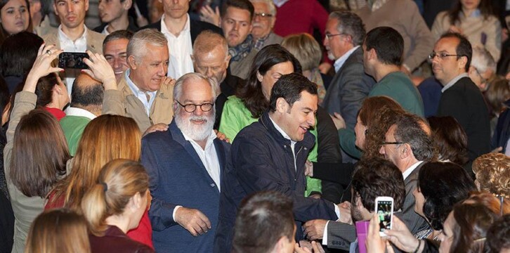Miguel Arias Cañete, Javier Arenas y Juanma Moreno saludan a los asistentes