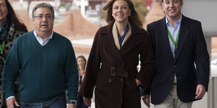 María Dolores de Cospedal con Juan Ignacio Zoido y Juanma Moreno a su llegada