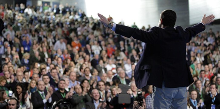 Juanma Moreno saluda a los afiliados