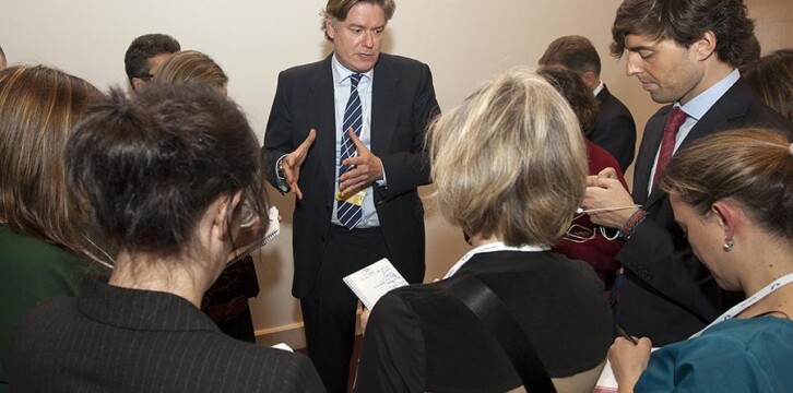 Antonio López-Isturiz hace declaraciones a los medios de comunicación