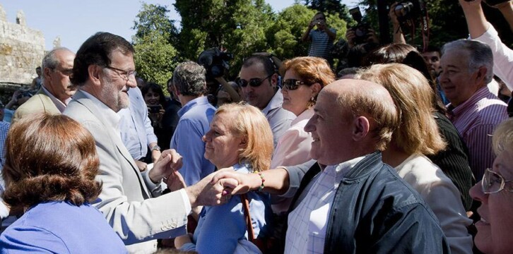 Mariano Rajoy saluda a los asistentes al acto