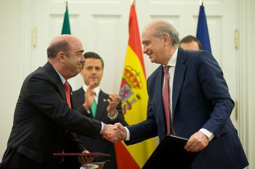El Ministro del Interior de España y el Procurador general de la República de México firmando el convenio (Moncloa)