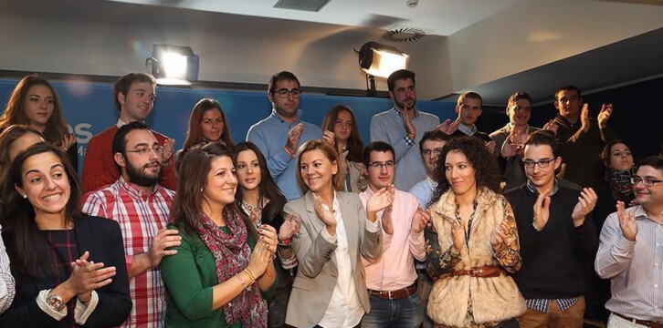 María Dolores de Cospedal con jóvenes de NNGG