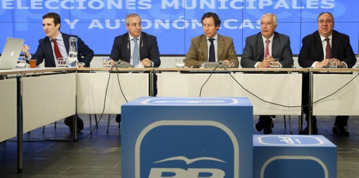 Pablo Casado, Juan Carlos Vera, Carlos Floriano, Javier Arenas y Vicente Tirado en la primera reunión del Comité de Campaña