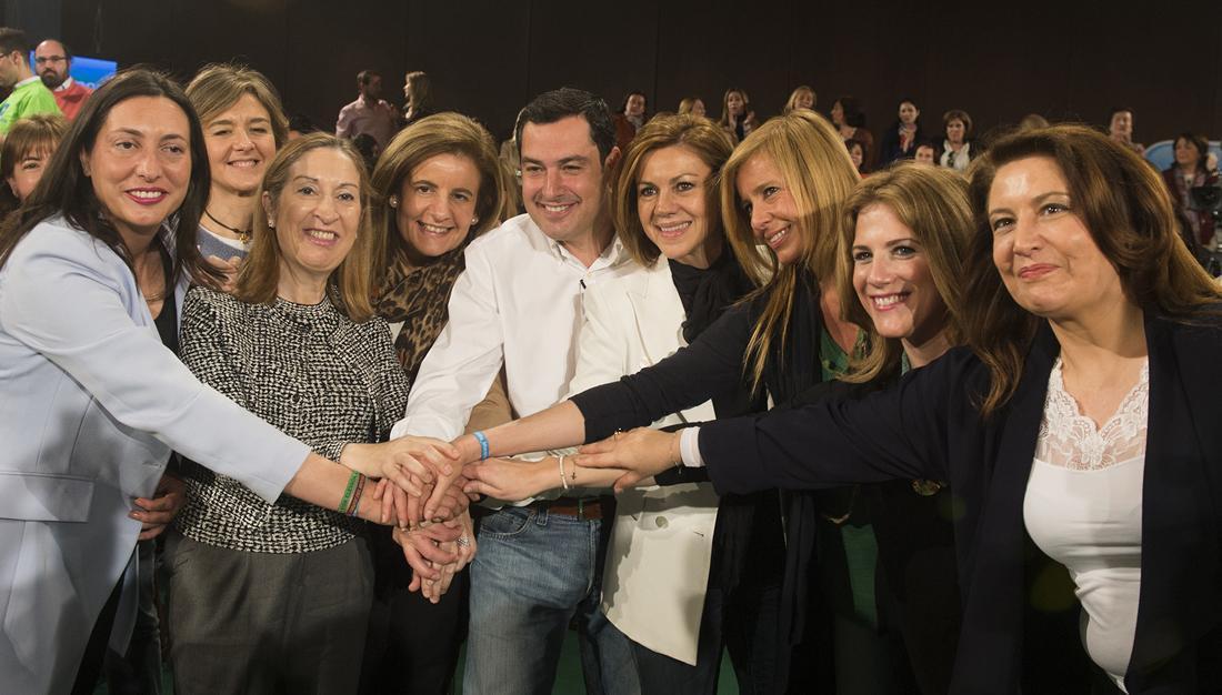 Las mujeres del PP con Juanma Moreno en el acto "Cuestión de Iguales ...