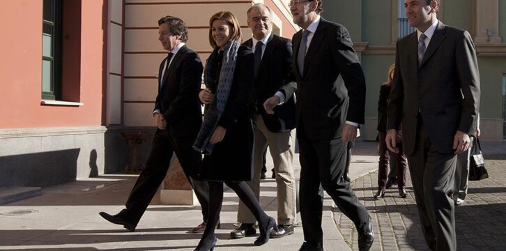 Mariano Rajoy con Manfred Weber, María Dolores de Cospedal, Carlos Floriano y Esteban González Pons a su llegada