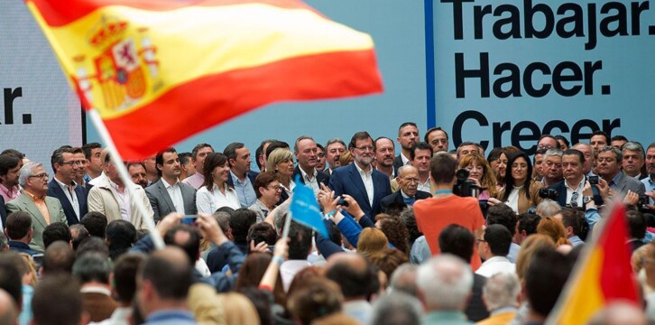 Rajoy, Fabra y más asistentes al finalizar el acto