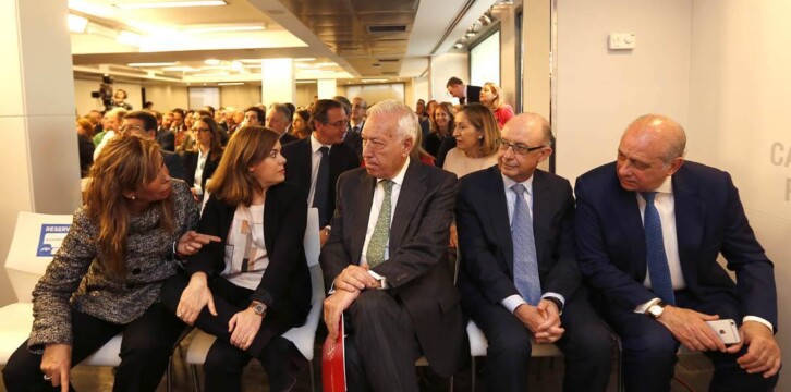 El Ministro de Asuntos Exteriores, José Manuel Margallo, junto a la Vicepresidenta del Gobierno, Soraya Sáez de Santamaría, Cristobal Montoro, Jorge Fernández Díaz, y la Presidenta del PP de Cataluña, Alicia Sánchez Camacho