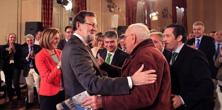 Mariano Rajoy saludando a uno de los asistentes al acto en Ciudad Real