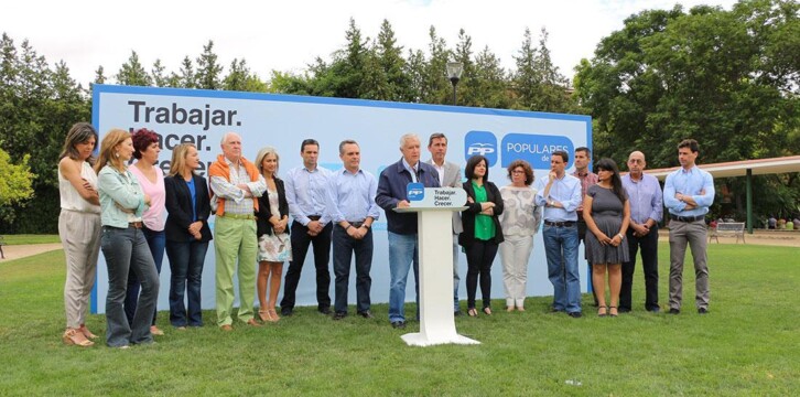 Javier Arenas en una reunión con la corporación municipal de Pilas (Sevilla) (87306)