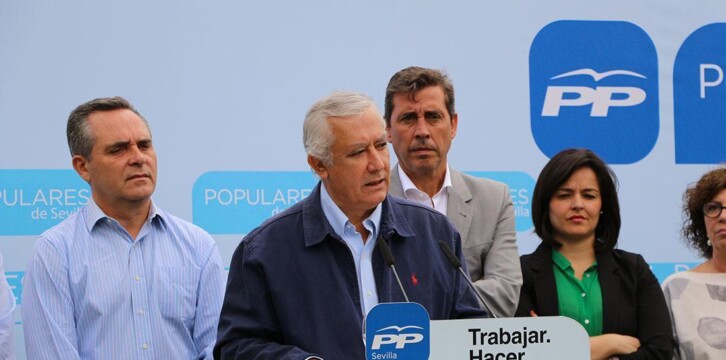 Javier Arenas en una reunión con la corporación municipal de Pilas (Sevilla)