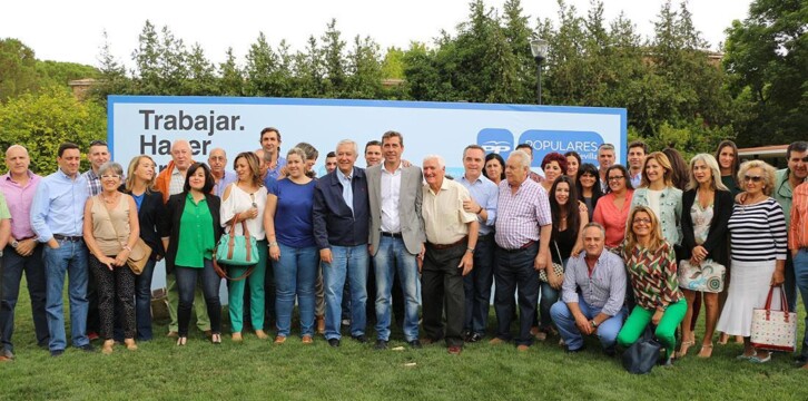 Javier Arenas en una reunión con la corporación municipal de Pilas (Sevilla)