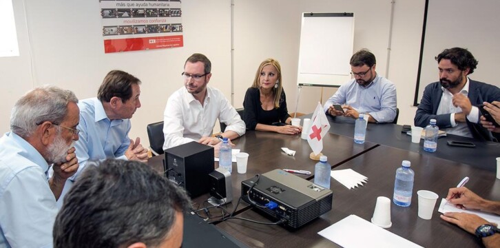 Javier Maroto visita al Centro Logístico de Ayuda Humanitaria de Cruz Roja en Canarias
