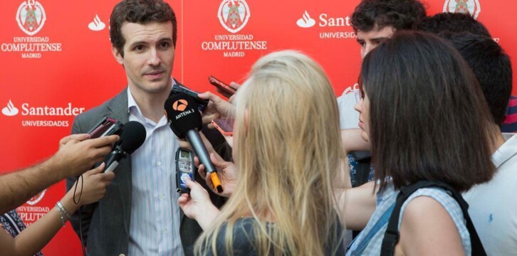 Pablo Casado atendiendo a los medios a su llegada