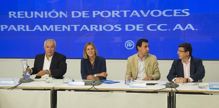 María Dolores de Cospedal preside una reunión con los portavoces parlamentarios