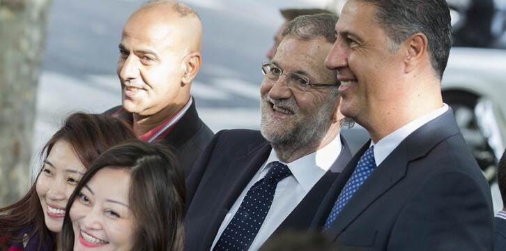 Mariano Rajoy y Xavier Garcia Albiol con simpatizantes