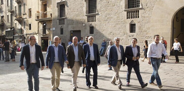 José Ignacio Ceniceros, Pedro Antonio Sánchez y Juan José Imbroda pasean por Barcelona