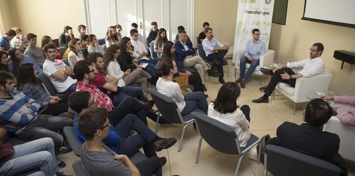 Javier Maroto se reúne con los alumnos del Colegio Mayor Nuestra Señora de Guadalupe