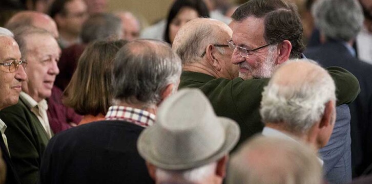 Mariano Rajoy abraza a un anciano en Mora (Toledo)