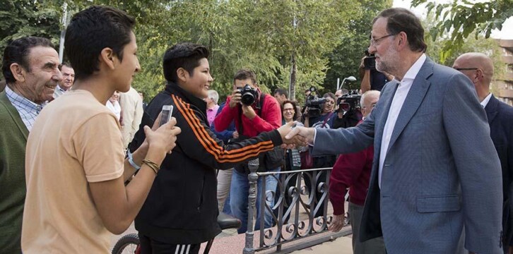Mariano Rajoy saluda a unos jóvenes en Mora (Toledo)