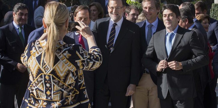 Cristina Cifuentes hace una foto a Mariano Rajoy con varios candidatos