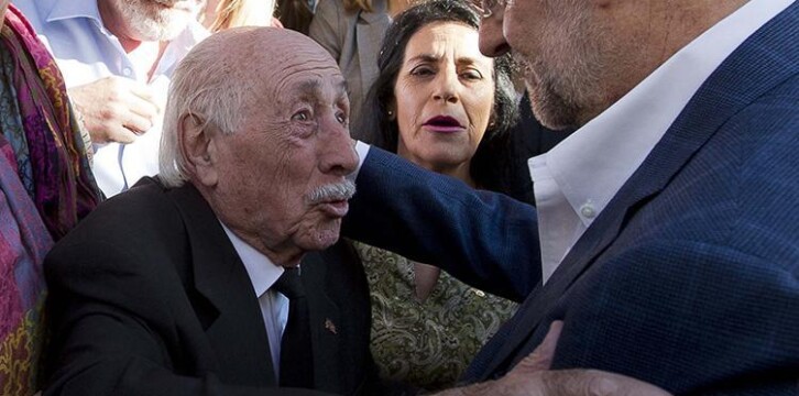 Mariano Rajoy con el afiliado más antiguo del PP de Huelcar