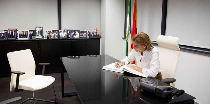 Mª Dolores de Cospedal firma en la sede del PP de Granada