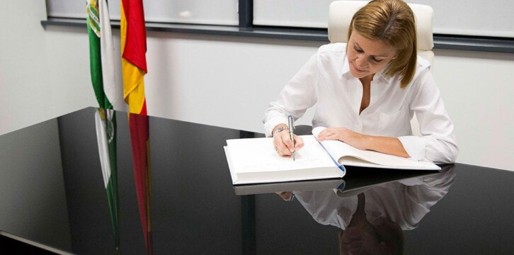 Mª Dolores de Cospedal firma en la sede del PP de Granada