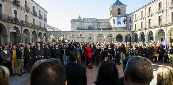 Minuto de silencio en Ávila con Fátima Báñez y Pablo Casado