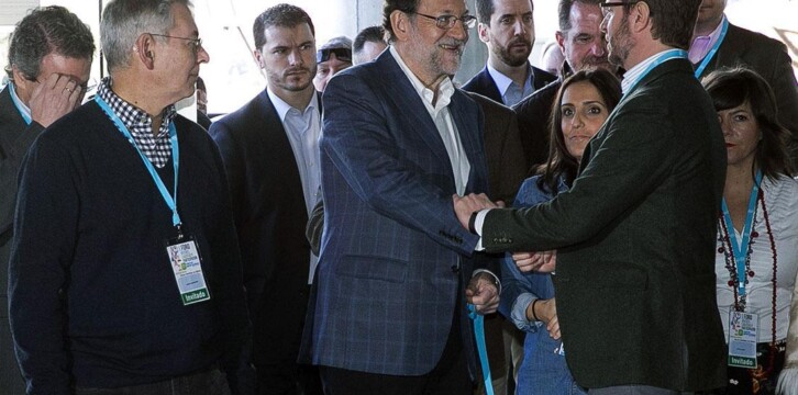 Mariano Rajoy saludando a Javier Maroto