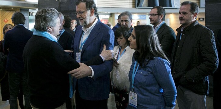 Rajoy saludando a Leopoldo Lopez a su llegada al foro