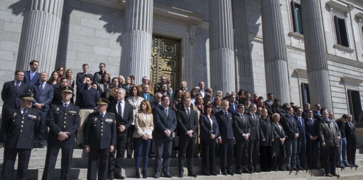 Mª Dolores Cospedal, durante el minuto de silencio en el Congreso de los Diputados por los atentados de Bruselas
