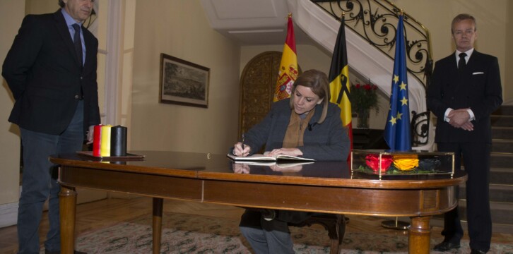 María Dolores Cospedal firma en el Libro de Condolencias en la residencia del embajador de Bélgica en España, Pierre Labouverie