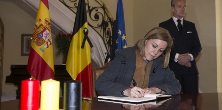 María Dolores Cospedal firma en el Libro de Condolencias en la residencia del embajador de Bélgica en España, Pierre Labouverie