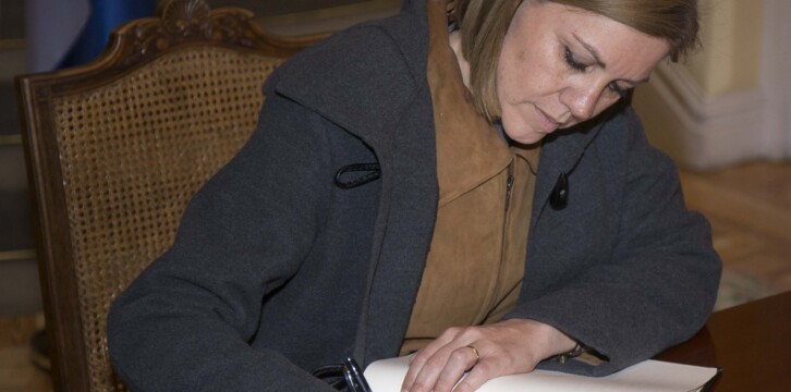 María Dolores Cospedal firma en el Libro de Condolencias en la residencia del embajador de Bélgica en España, Pierre Labouverie