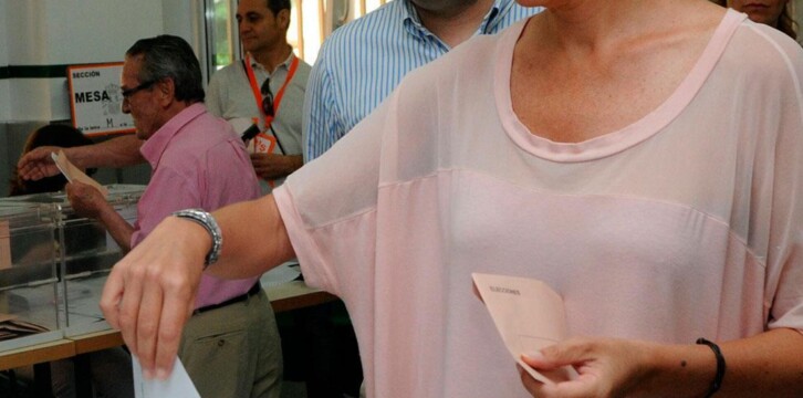 La secretaria general del PP, Mª Dolores de Cospedal, ejerciendo su derecho a voto