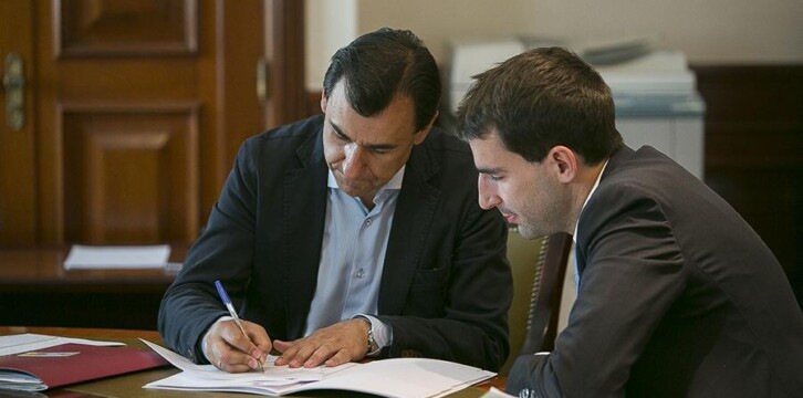 Fernando Martinez-Maillo firma su acta como diputado