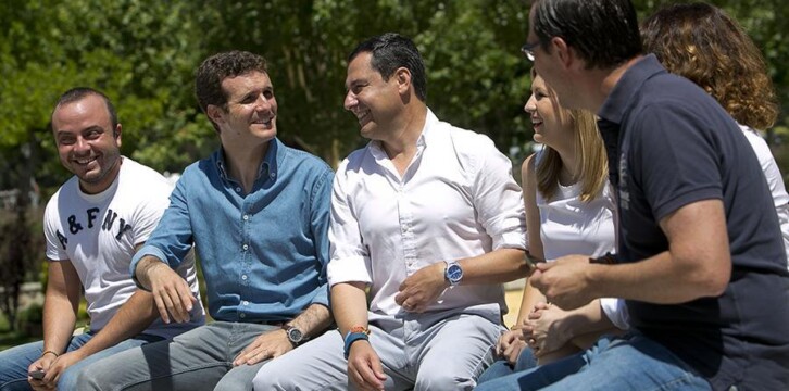 Pablo Casado y Juanma Moreno en el campus de verano de NNGG Madrid