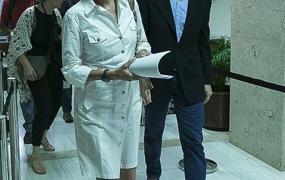 María Dolores de Cospedal firma y entrega su acta de diputada en el Congreso