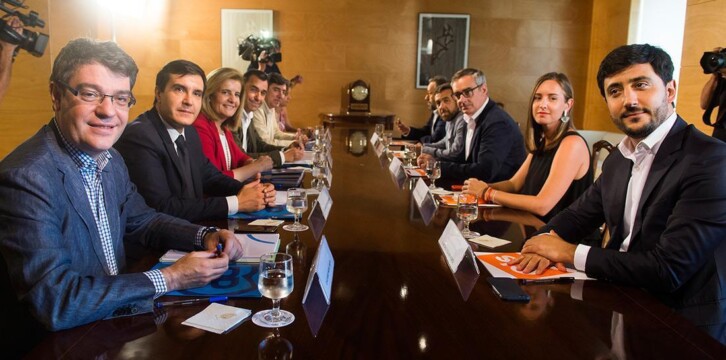 Reunión de los equipos negociadores de PP y Ciudadanos