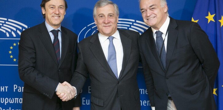 Rafael Hernando, junto al portavoz del PP en el Parlamento Europeo, Esteban González Pons, se reúnen con el presidente del Parlamento Europeo, Antonio Tajani