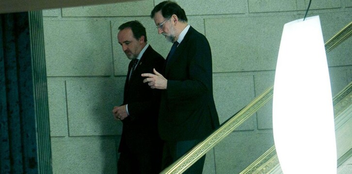 Mariano Rajoy y Javier Esparza en la firma del acuerdo presupuestario entre el PP y el Unión del Pueblo Navarro