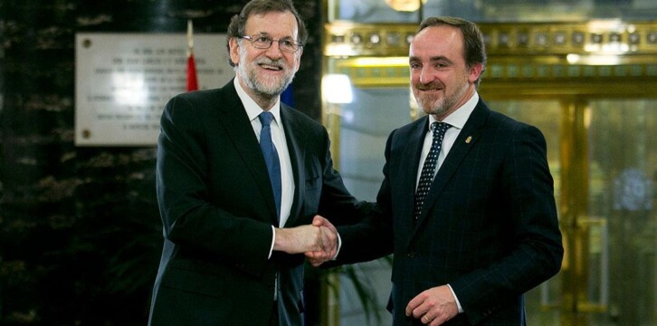Mariano Rajoy y Javier Esparza en la firma del acuerdo presupuestario entre el PP y el Unión del Pueblo Navarro