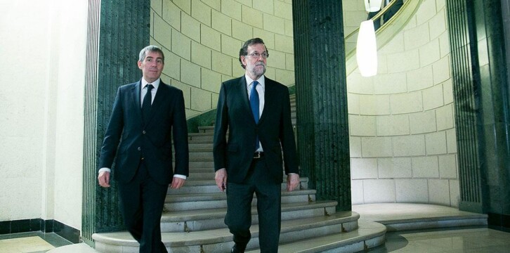 Mariano Rajoy en la firma del acuerdo presupuestario para poder aprobar los PGE 2017 con Coalición Canaria